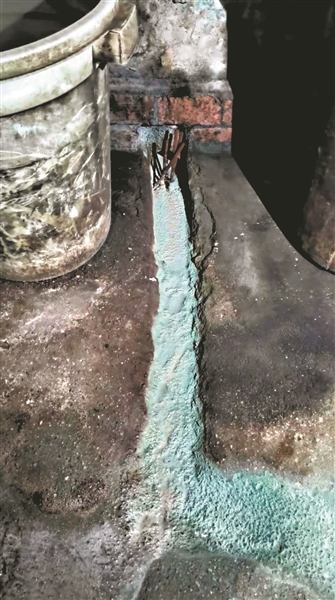 廣州兩家無證照排污企業(yè)直排藍(lán)色廢水被查處,兩人被刑拘